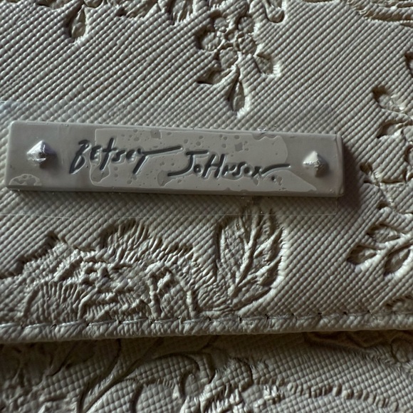 Betsey Johnson "skulltastic" 2 PC large skull tote and wristlet XOKIARA2 white - Picture 4 of 13